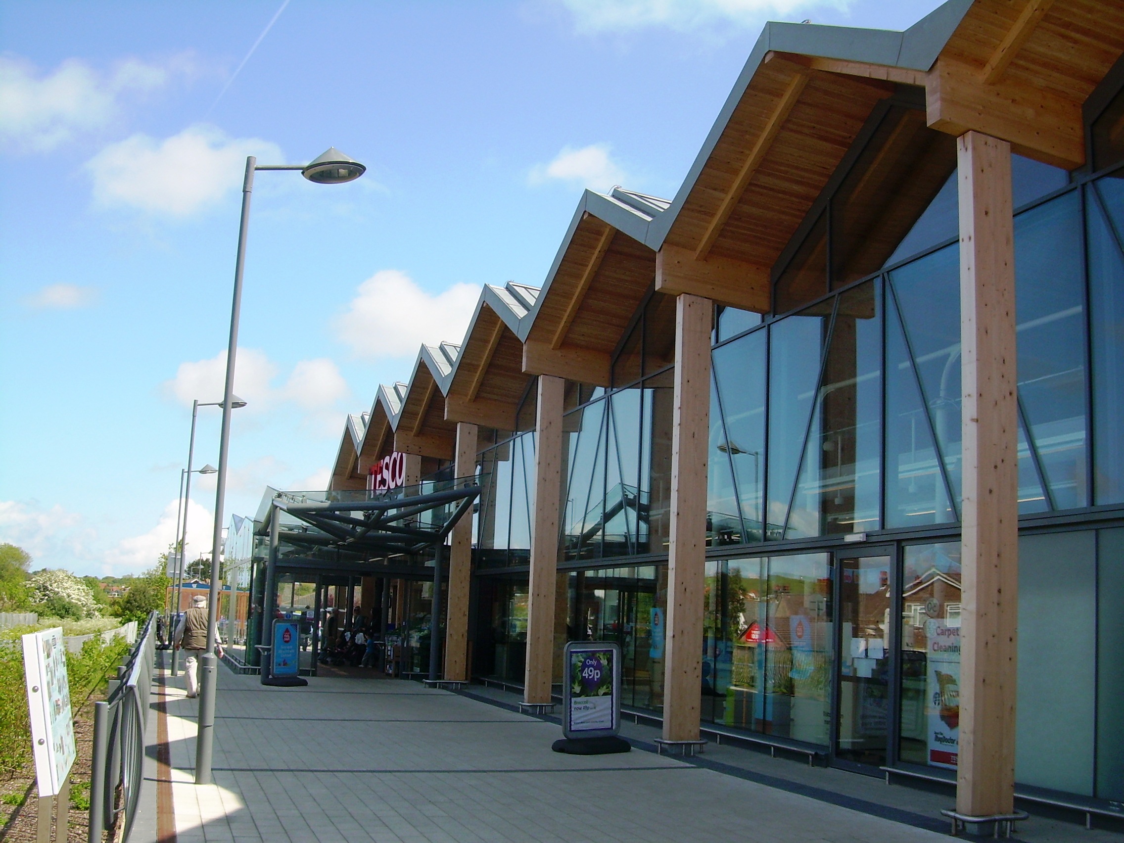 Expressed canopy and entranceway address the northern railway frontage